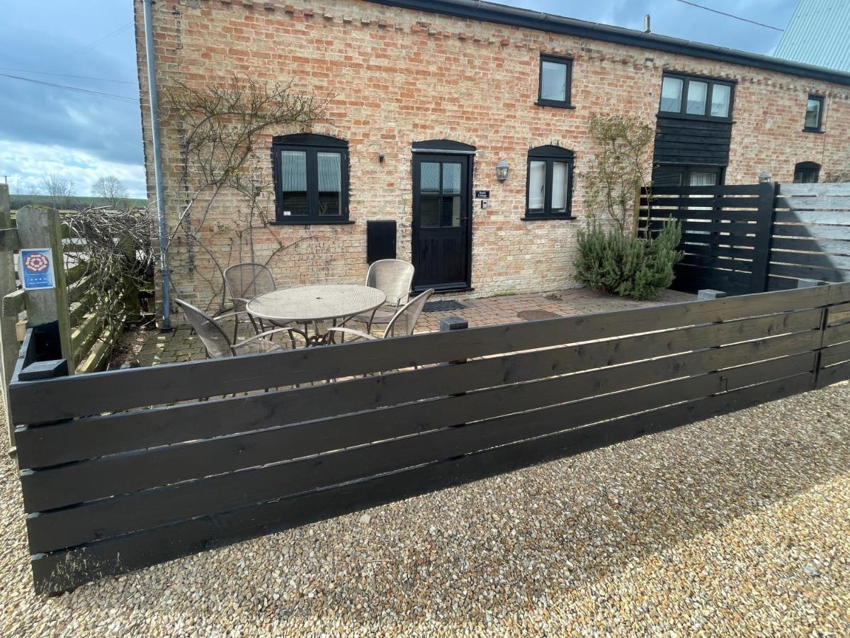 Pretty In Charming Peaceful Village - Easy Commute To - Homehost Ferienhaus *
