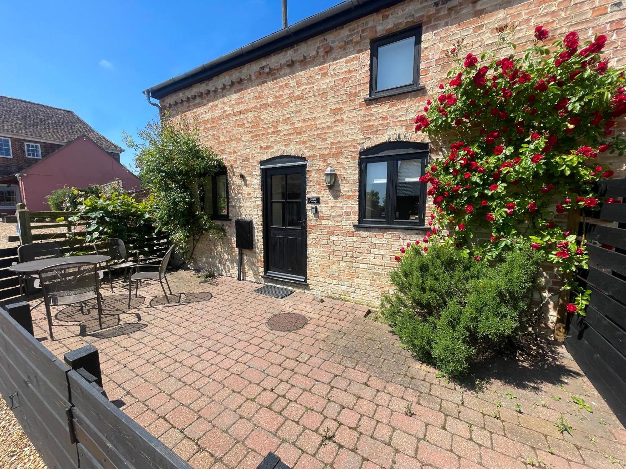 Pretty In Charming Peaceful Village - Easy Commute To - Homehost *