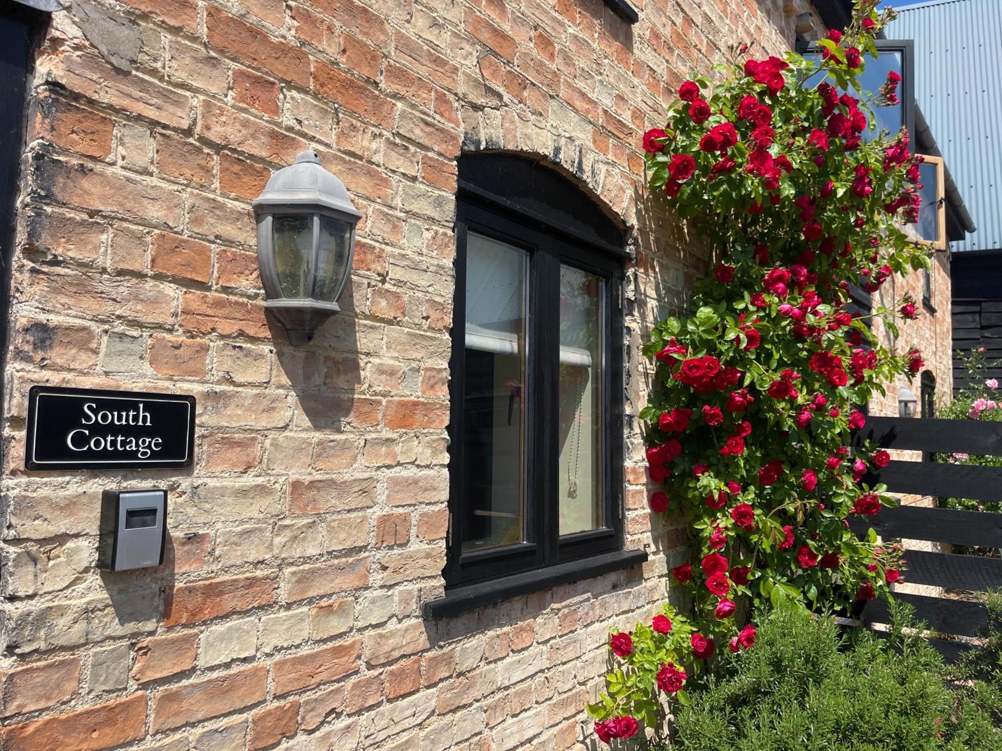 Pretty In Charming Peaceful Village - Easy Commute To - Homehost Ferienhaus