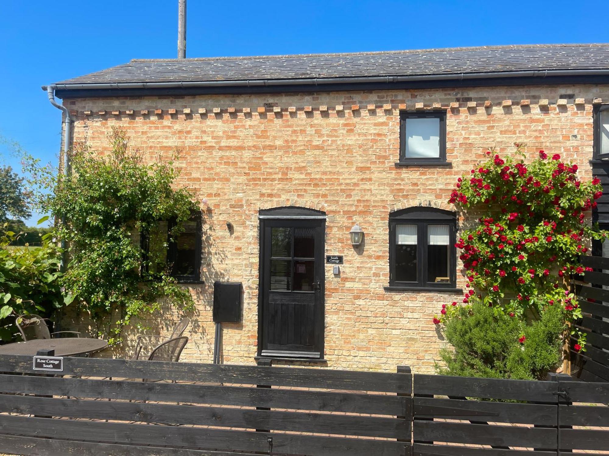 Pretty In Charming Peaceful Village - Easy Commute To - Homehost