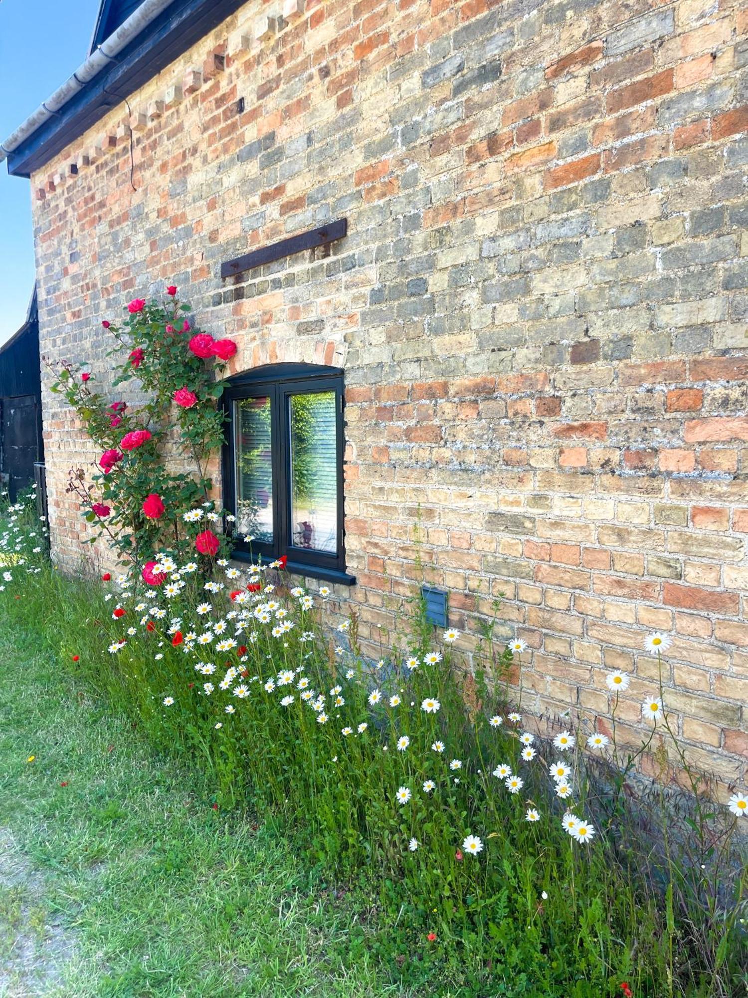 Pretty In Charming Peaceful Village - Easy Commute To - Homehost *