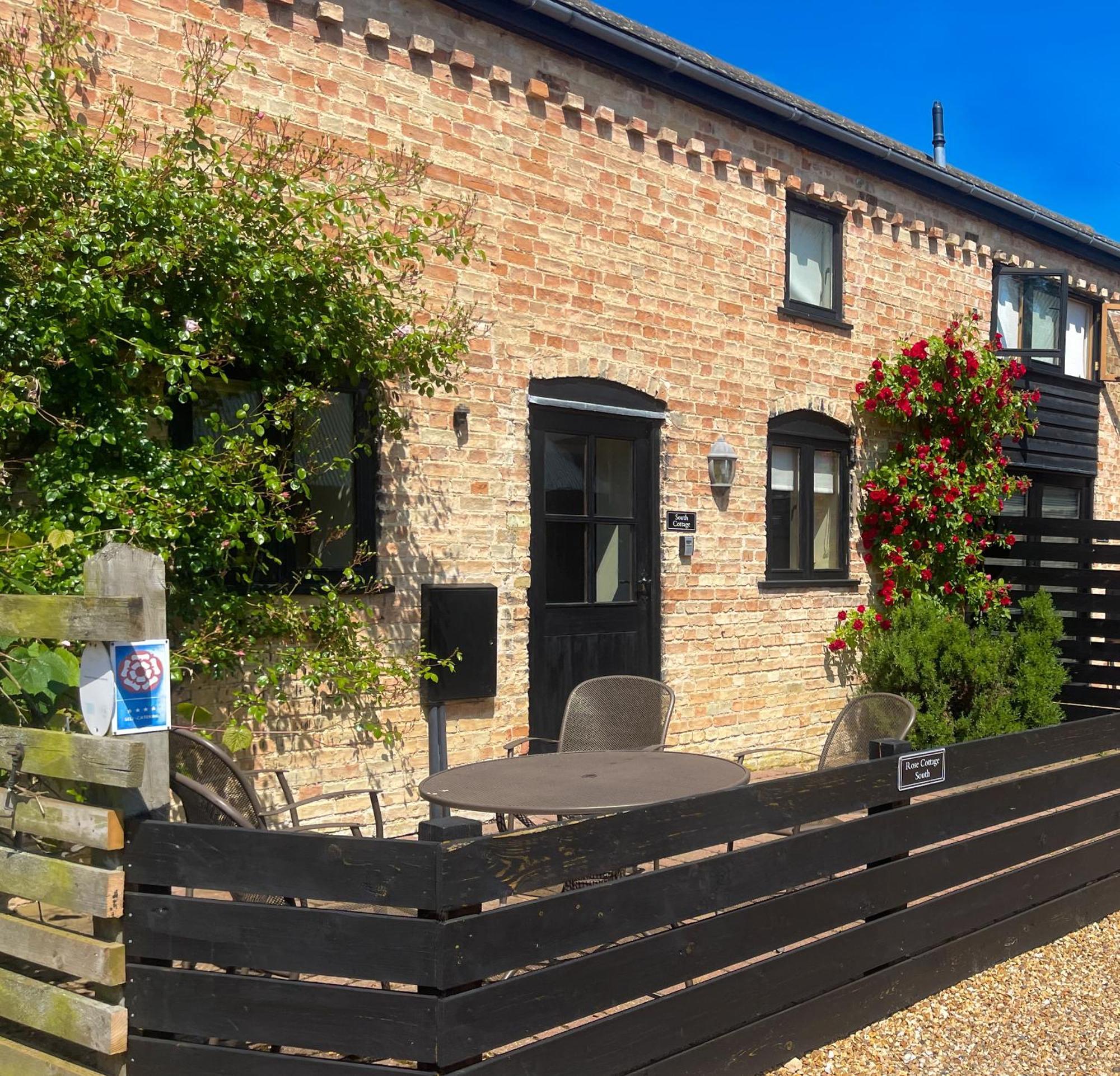 Pretty In Charming Peaceful Village - Easy Commute To - Homehost Ferienhaus