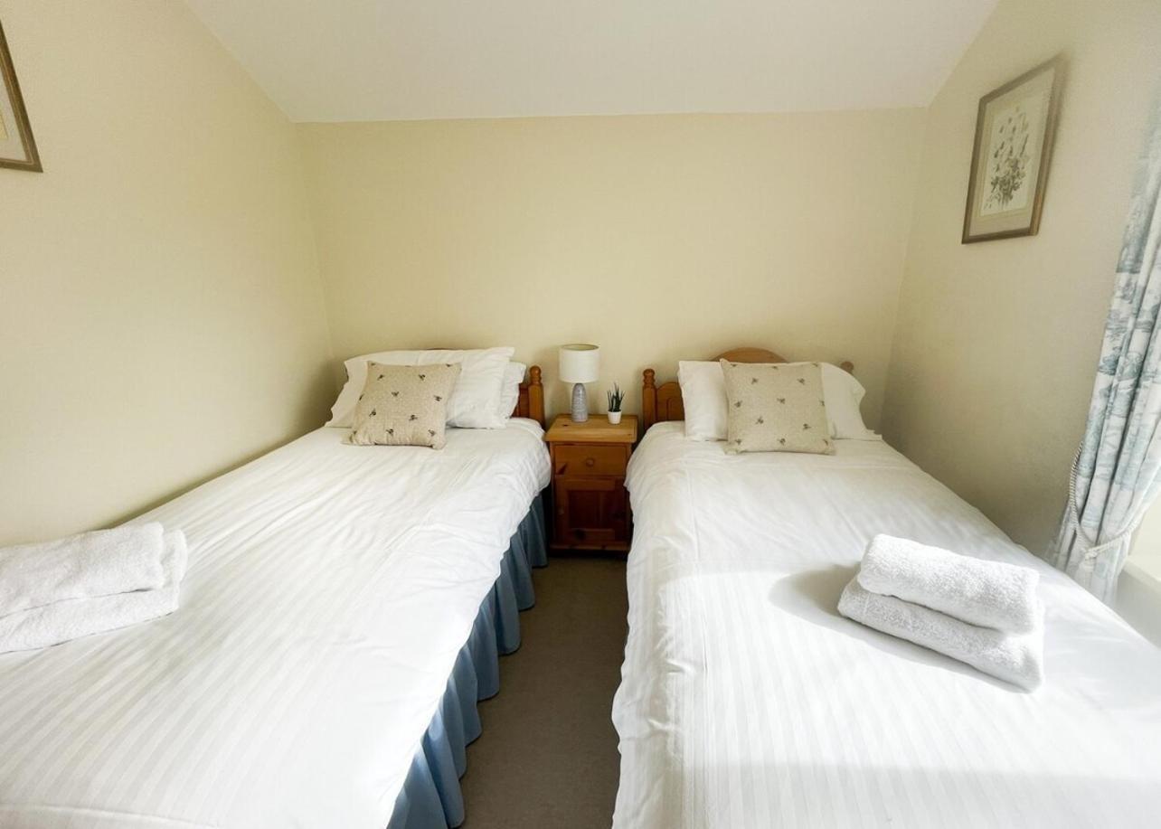 Pretty In Charming Peaceful Village - Easy Commute To - Homehost *