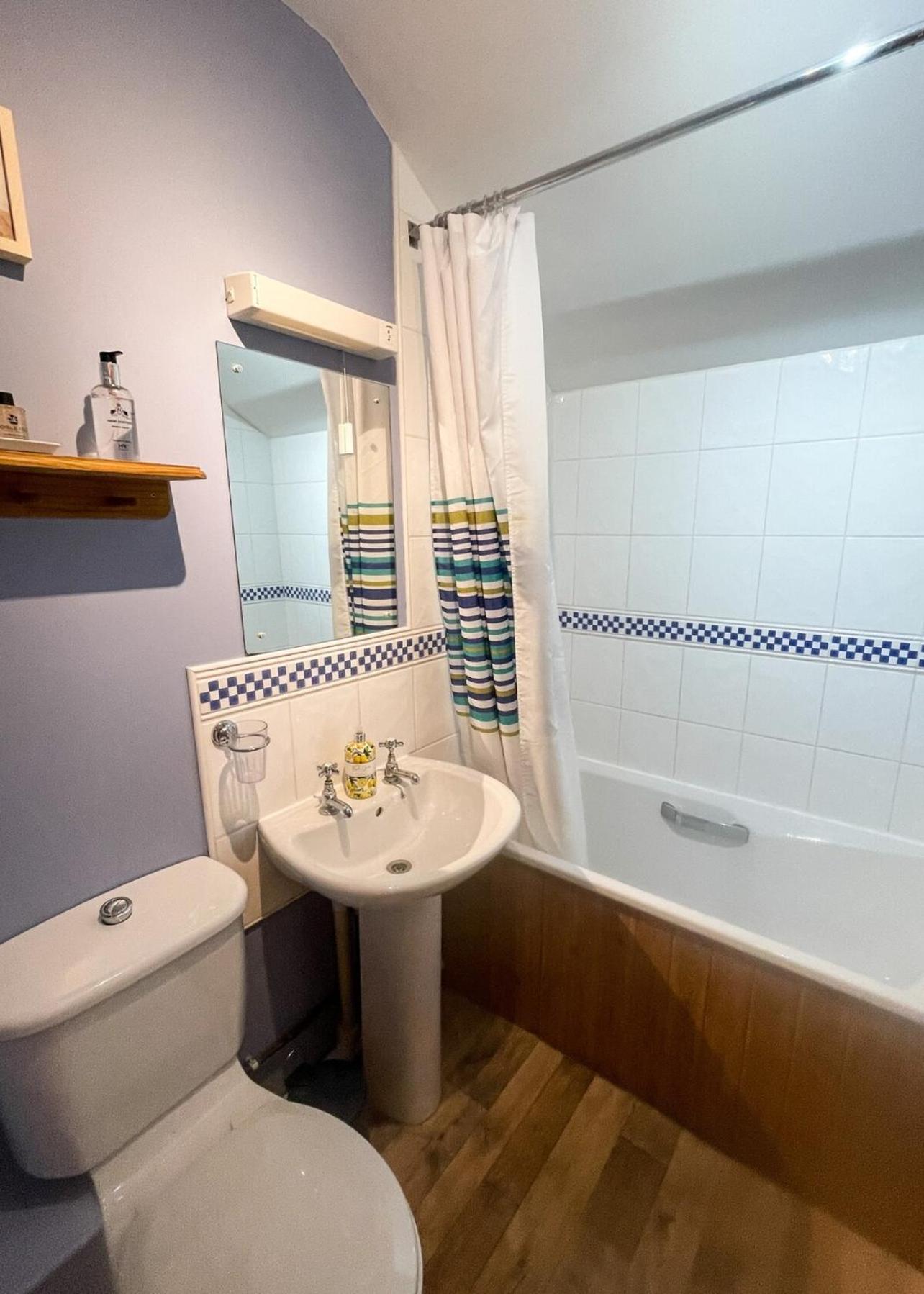 Pretty In Charming Peaceful Village - Easy Commute To - Homehost Ferienhaus