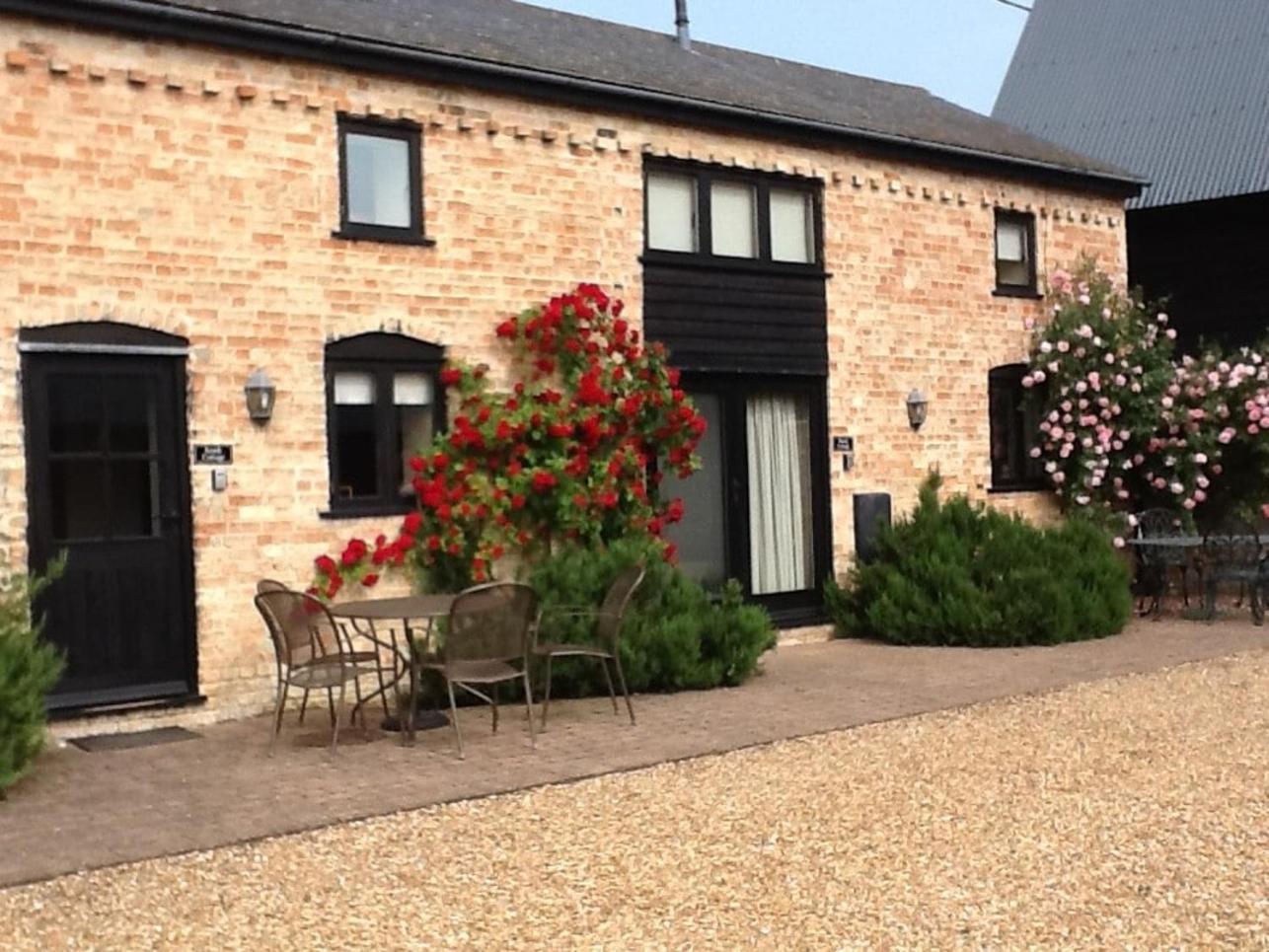Pretty In Charming Peaceful Village - Easy Commute To - Homehost