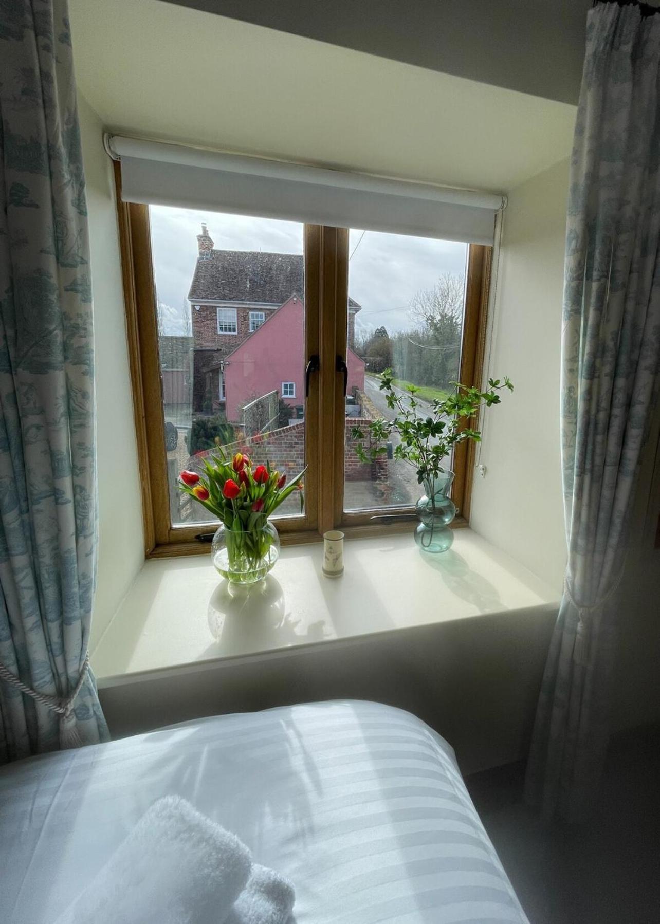 Pretty In Charming Peaceful Village - Easy Commute To - Homehost Ferienhaus *
