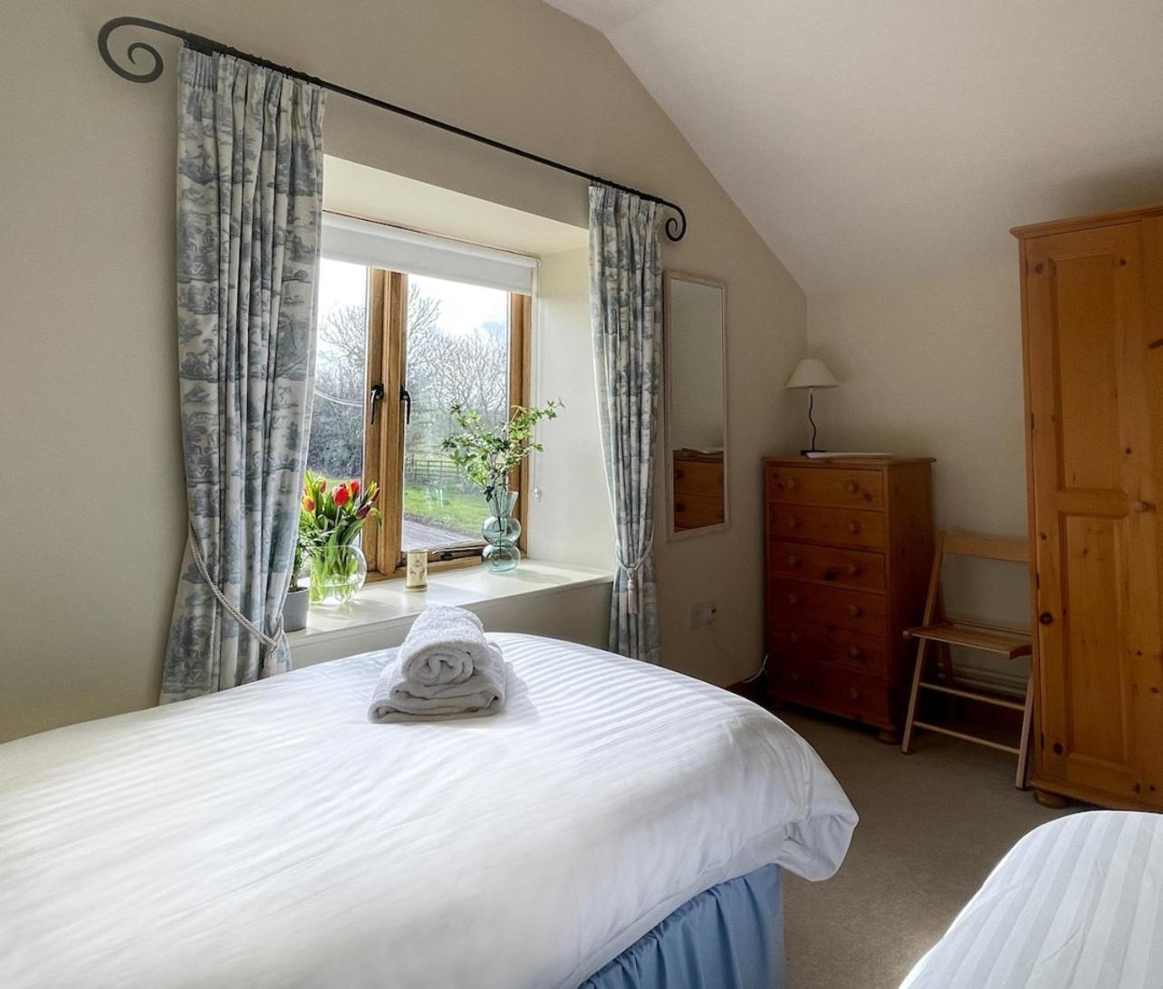 Pretty In Charming Peaceful Village - Easy Commute To - Homehost *