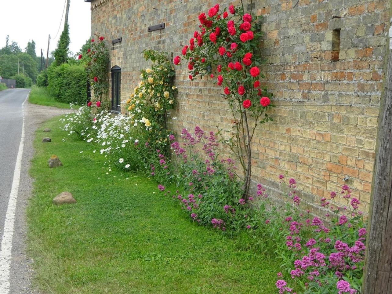 Pretty In Charming Peaceful Village - Easy Commute To - Homehost *