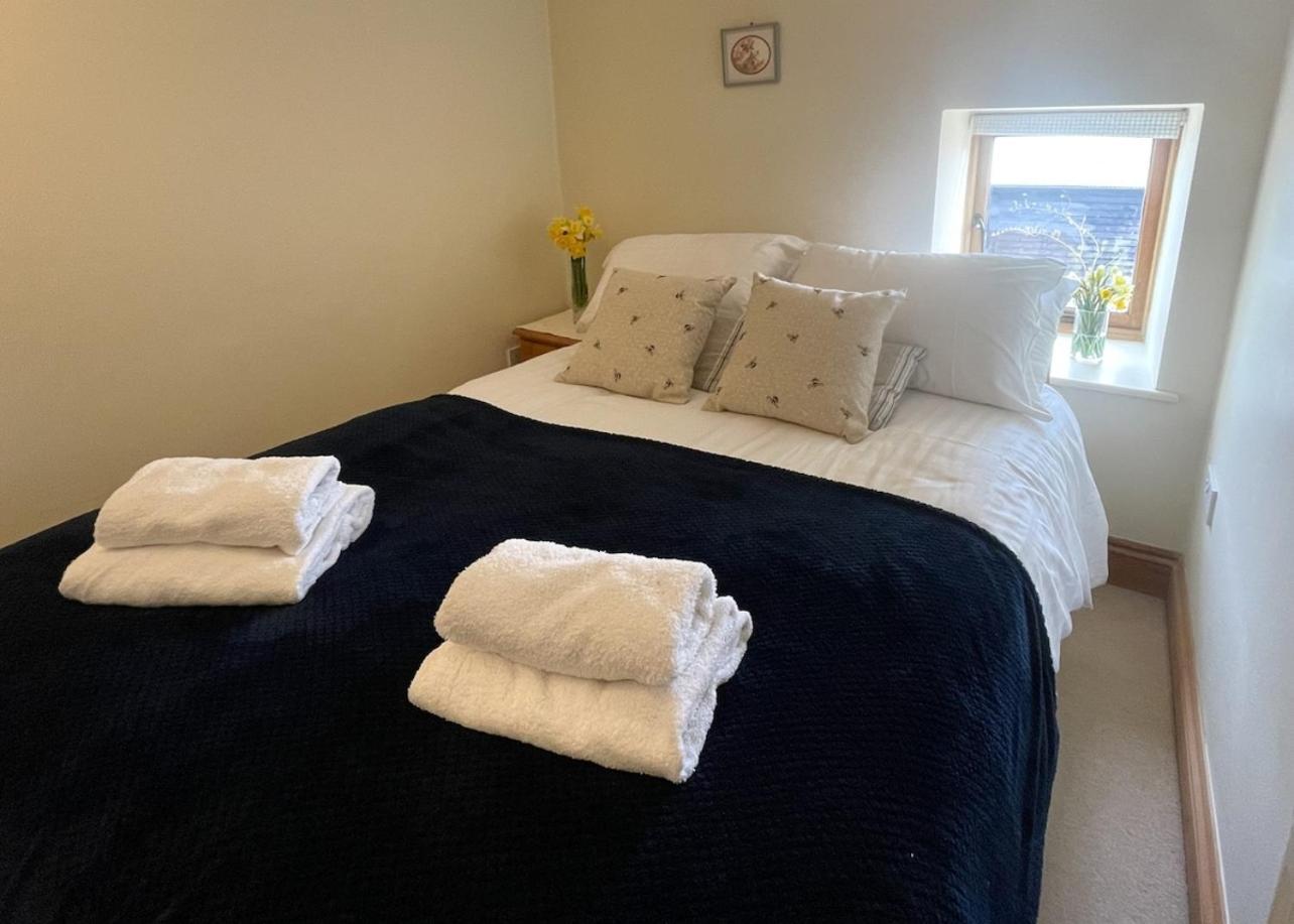Pretty In Charming Peaceful Village - Easy Commute To - Homehost Ferienhaus *
