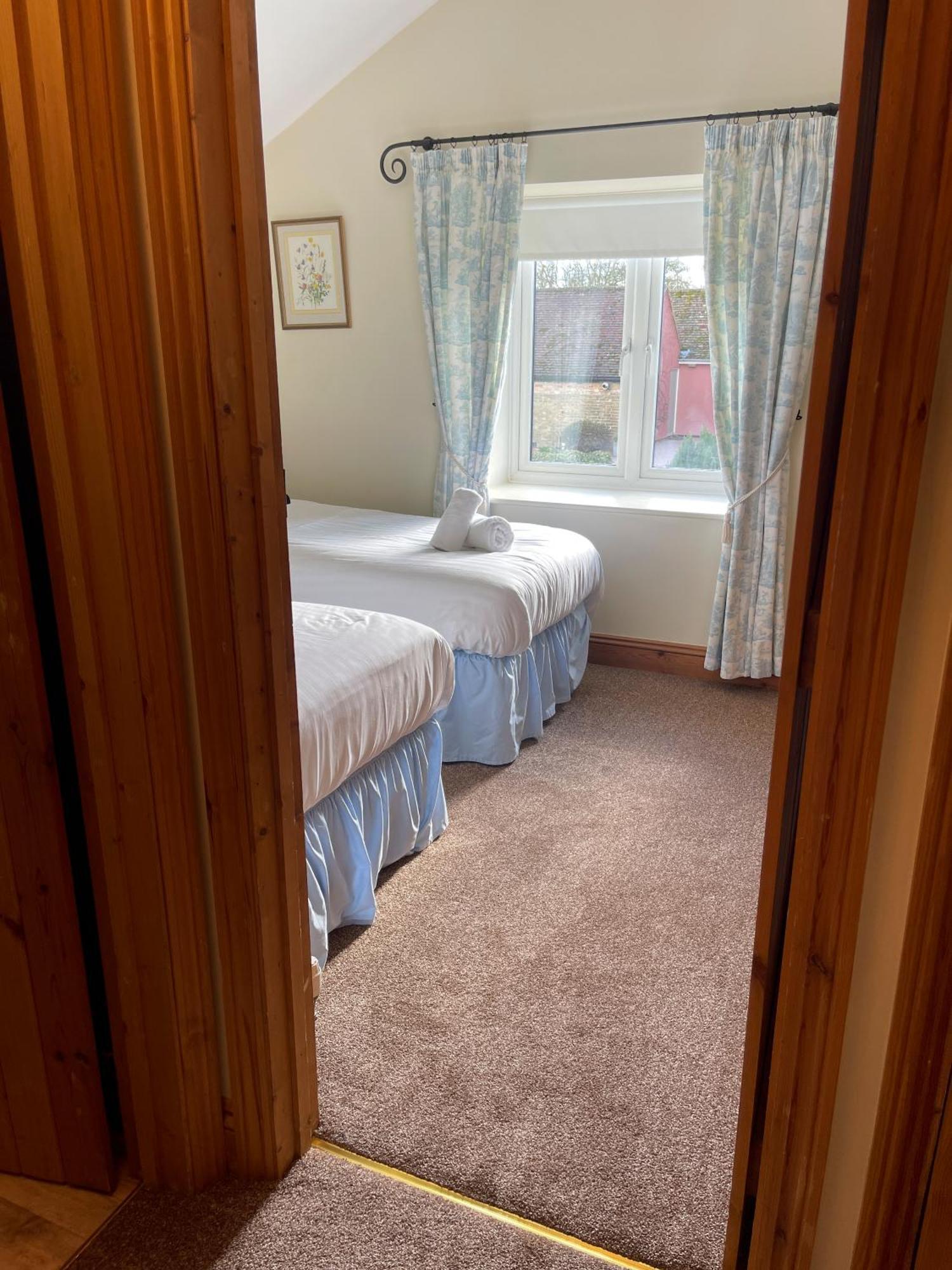 Pretty In Charming Peaceful Village - Easy Commute To - Homehost *